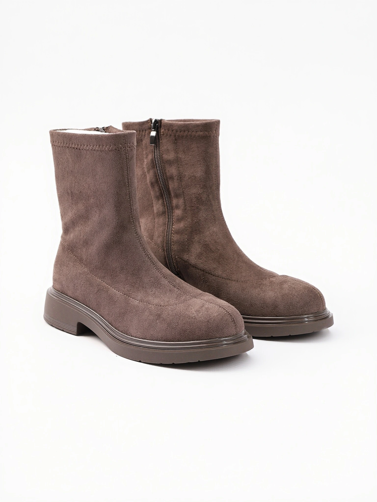 Ботинки серого цвета на низком каблуке